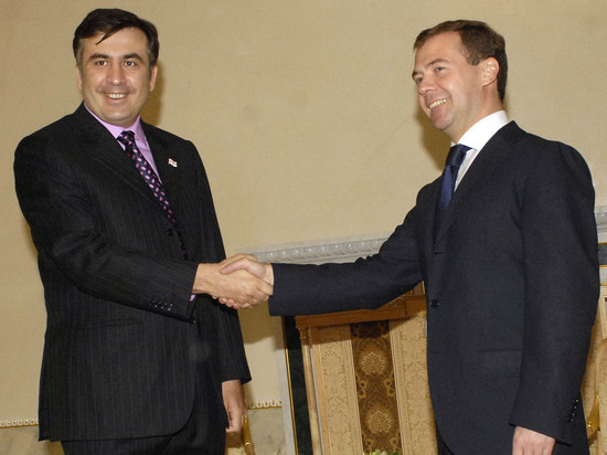 Саакашвили огрызнулся на Медведева, пошутившего про лишение его украинского гражданства