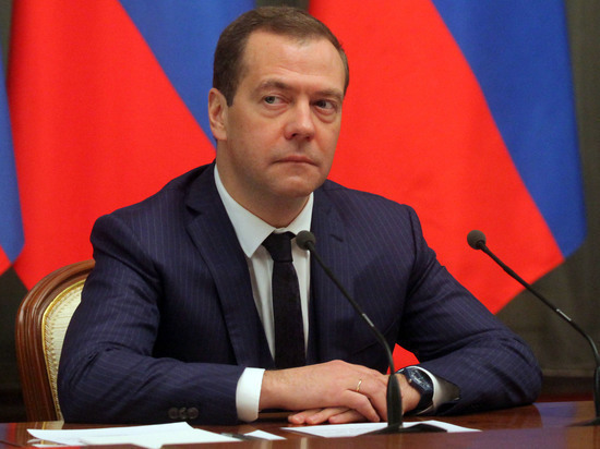 Медведев о лишении Саакашвили гражданства: Show must go on